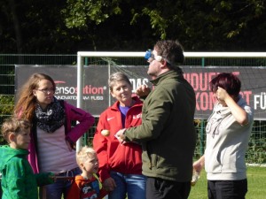 Stadtjugendpfleger Thomas Dornoff baute mit seinen zwei Praktikantinnen vier Stationen auf, bei denen die Kinder ihre Geschicklichkeit unter Beweis stellen konnte.